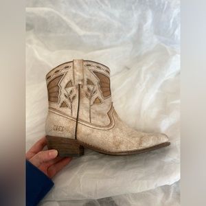 New Beds|Tu Boots size 7 Filly Nect